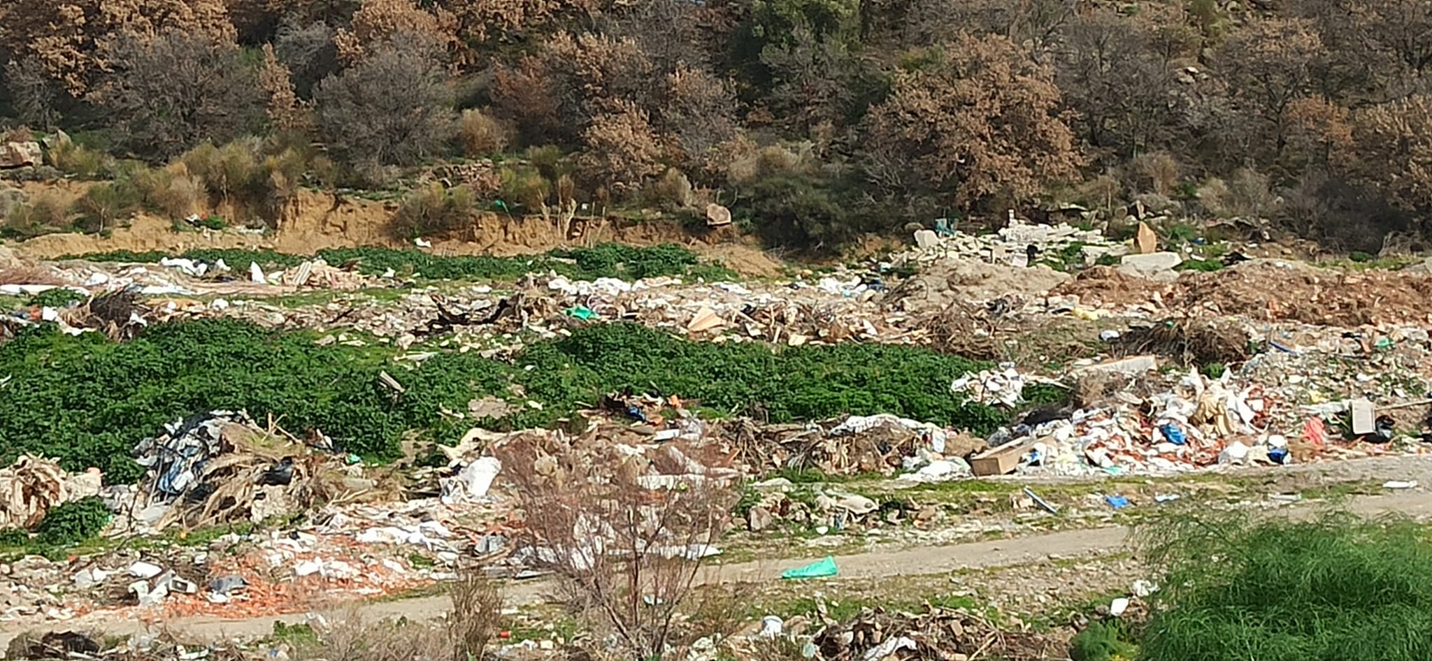 Για την παράνομη χωματερή στο Πιθάρι Ερεσού.