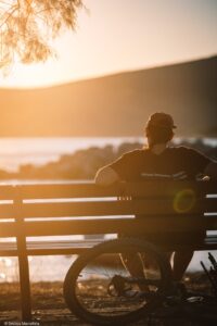 Φεστιβάλ Ελεύθερης Παραλίας Ερεσού. Άτομο σε παγκάκι στο λιμάνι.