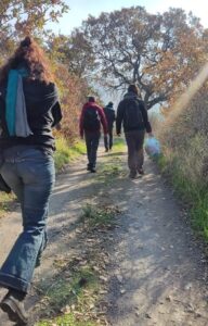 Μοίρασμα ειδών πρώτης ανάγκης από μέλη της Πρωτοβουλίας στην Ερεσό. Πρωτοβουλία Ερεσού