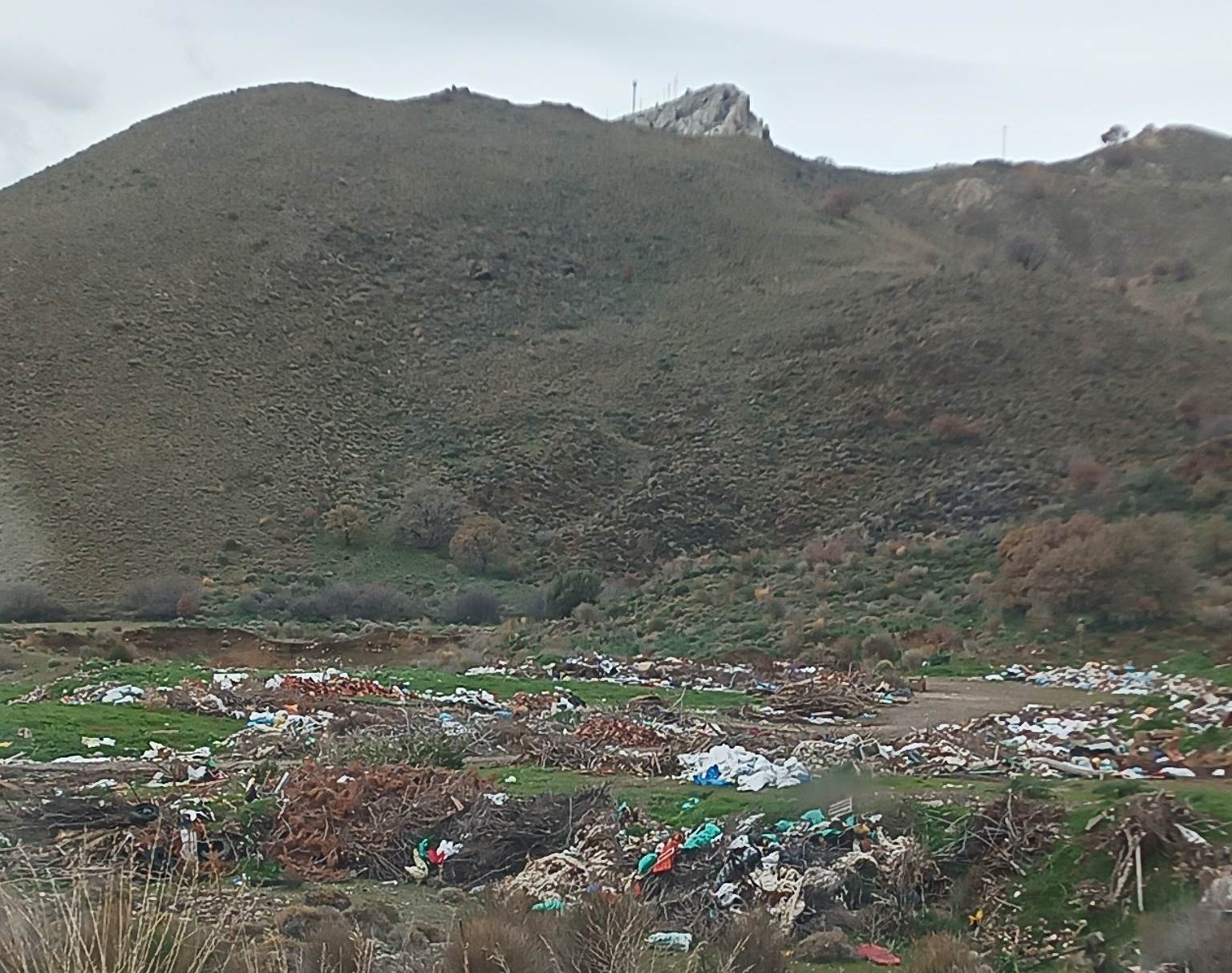 Παράνομη χωματερή στο Πιθάρι4