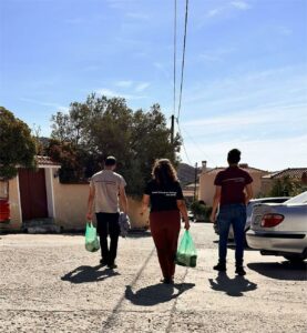 Μοίρασμα ειδών πρώτης ανάγκης.