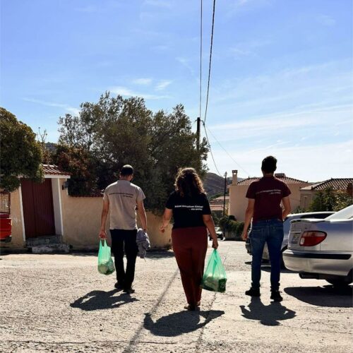 Μοίρασμα ειδών πρώτης ανάγκης.